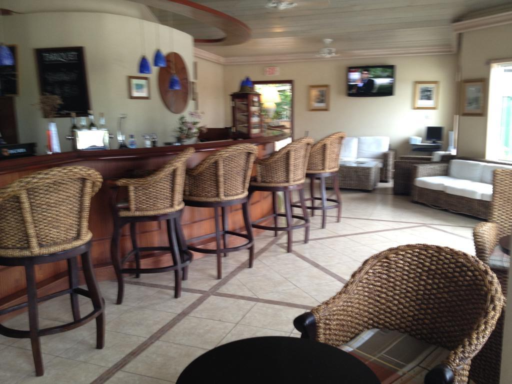 Caribbean Paradise Inn Grace Bay Exterior photo
