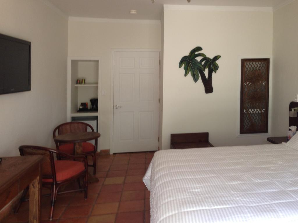 Caribbean Paradise Inn Grace Bay Exterior photo