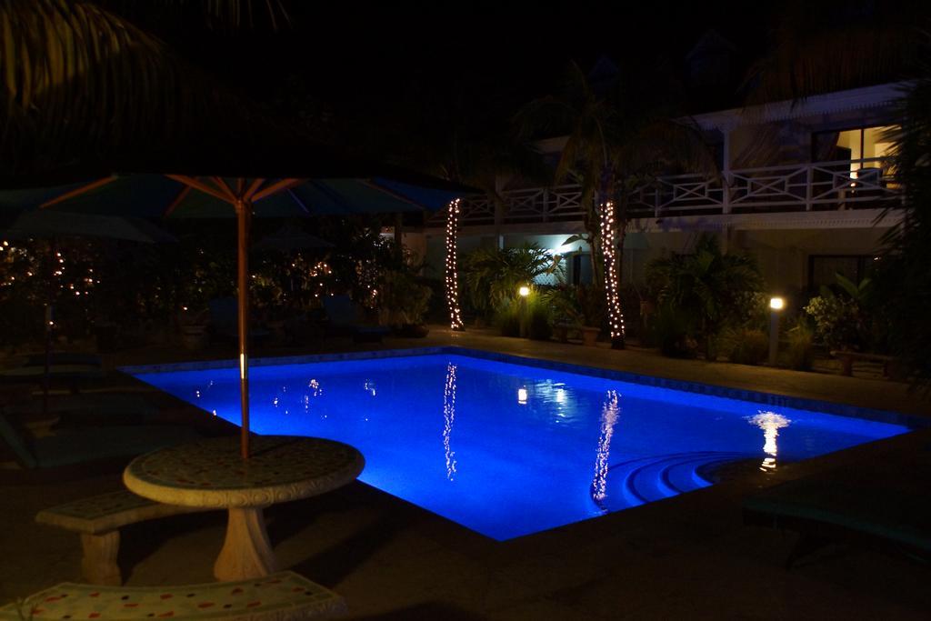 Caribbean Paradise Inn Grace Bay Exterior photo