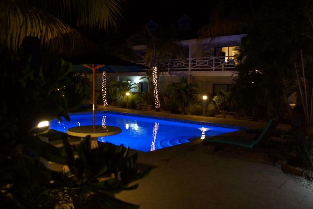 Caribbean Paradise Inn Grace Bay Exterior photo