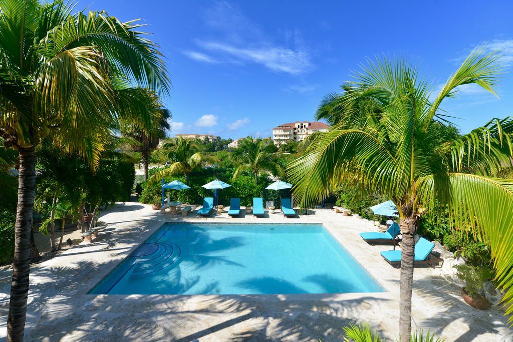 Caribbean Paradise Inn Grace Bay Exterior photo