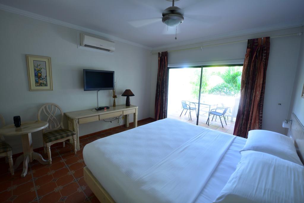 Caribbean Paradise Inn Grace Bay Exterior photo