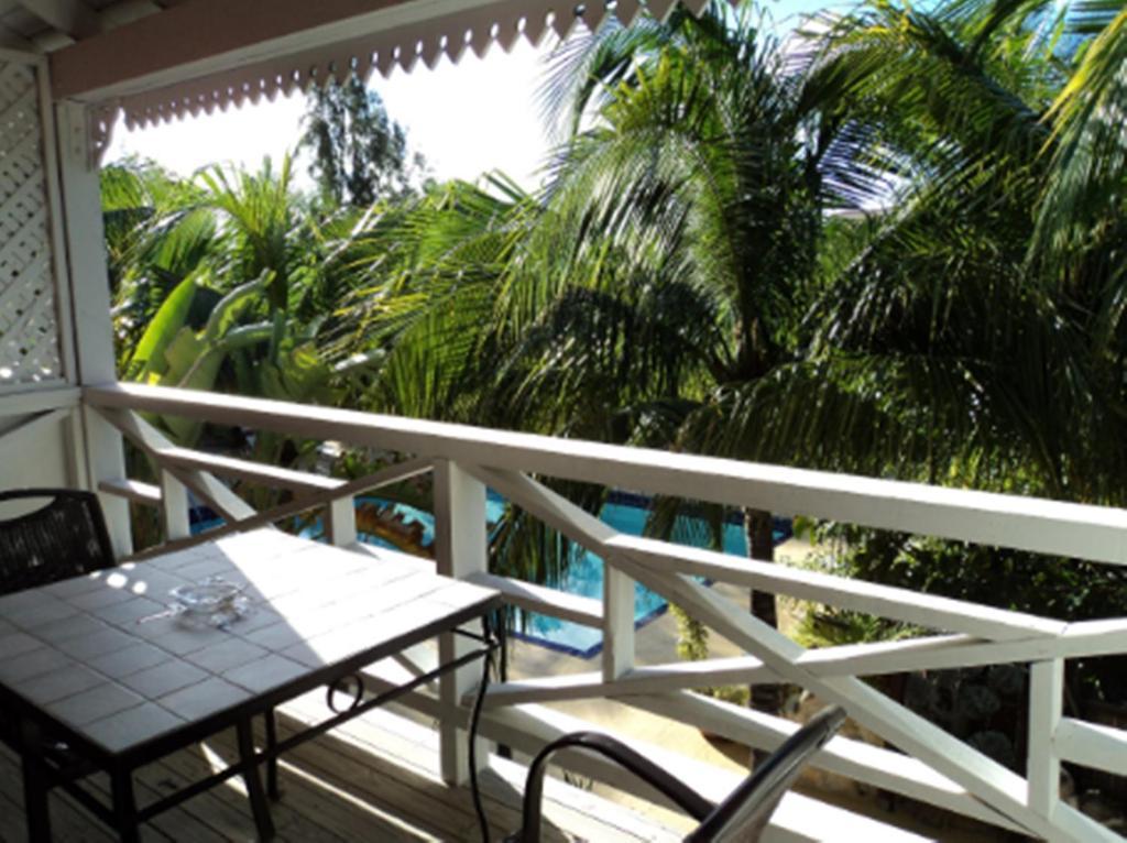 Caribbean Paradise Inn Grace Bay Exterior photo