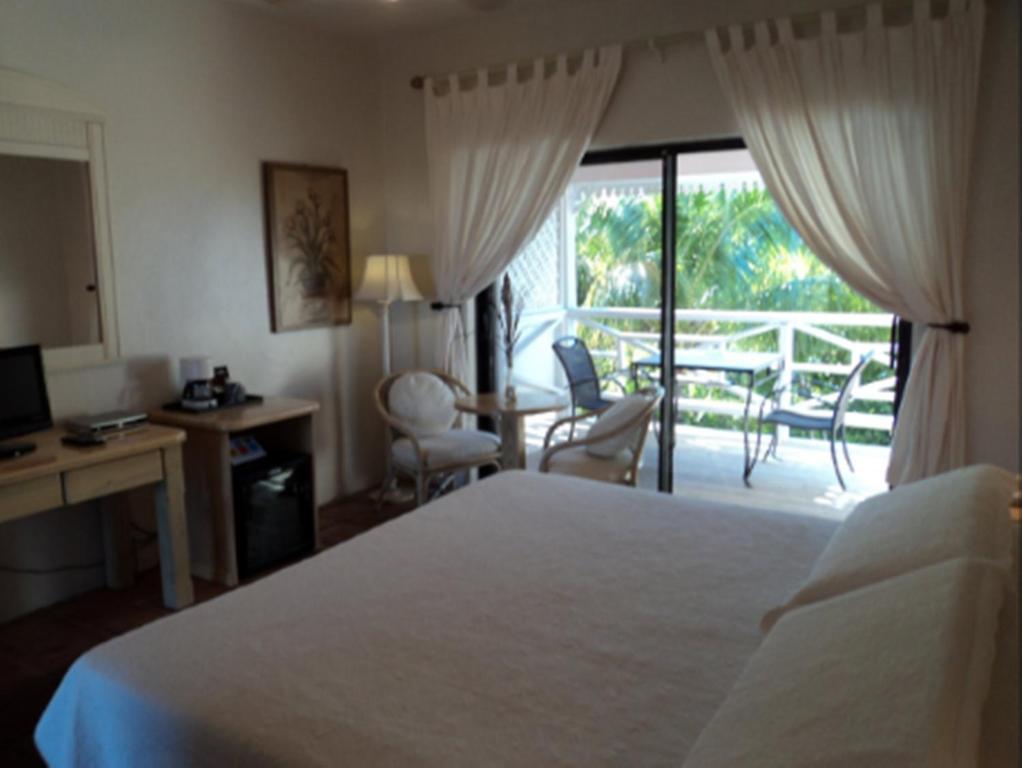 Caribbean Paradise Inn Grace Bay Room photo