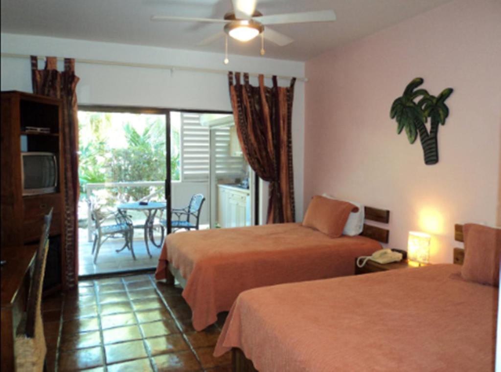 Caribbean Paradise Inn Grace Bay Room photo