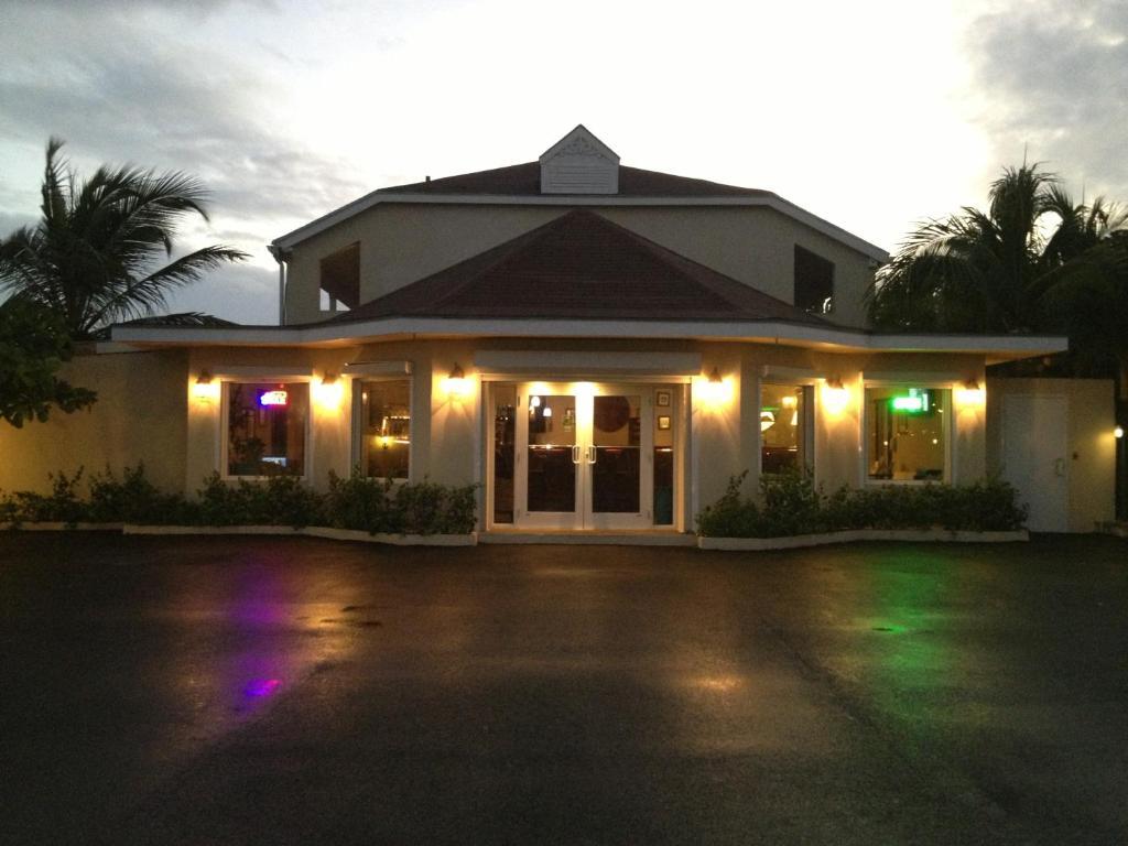 Caribbean Paradise Inn Grace Bay Exterior photo