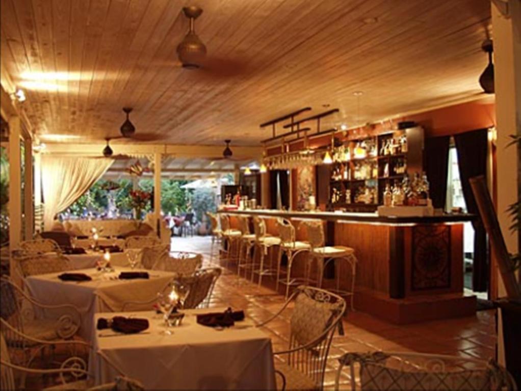 Caribbean Paradise Inn Grace Bay Exterior photo