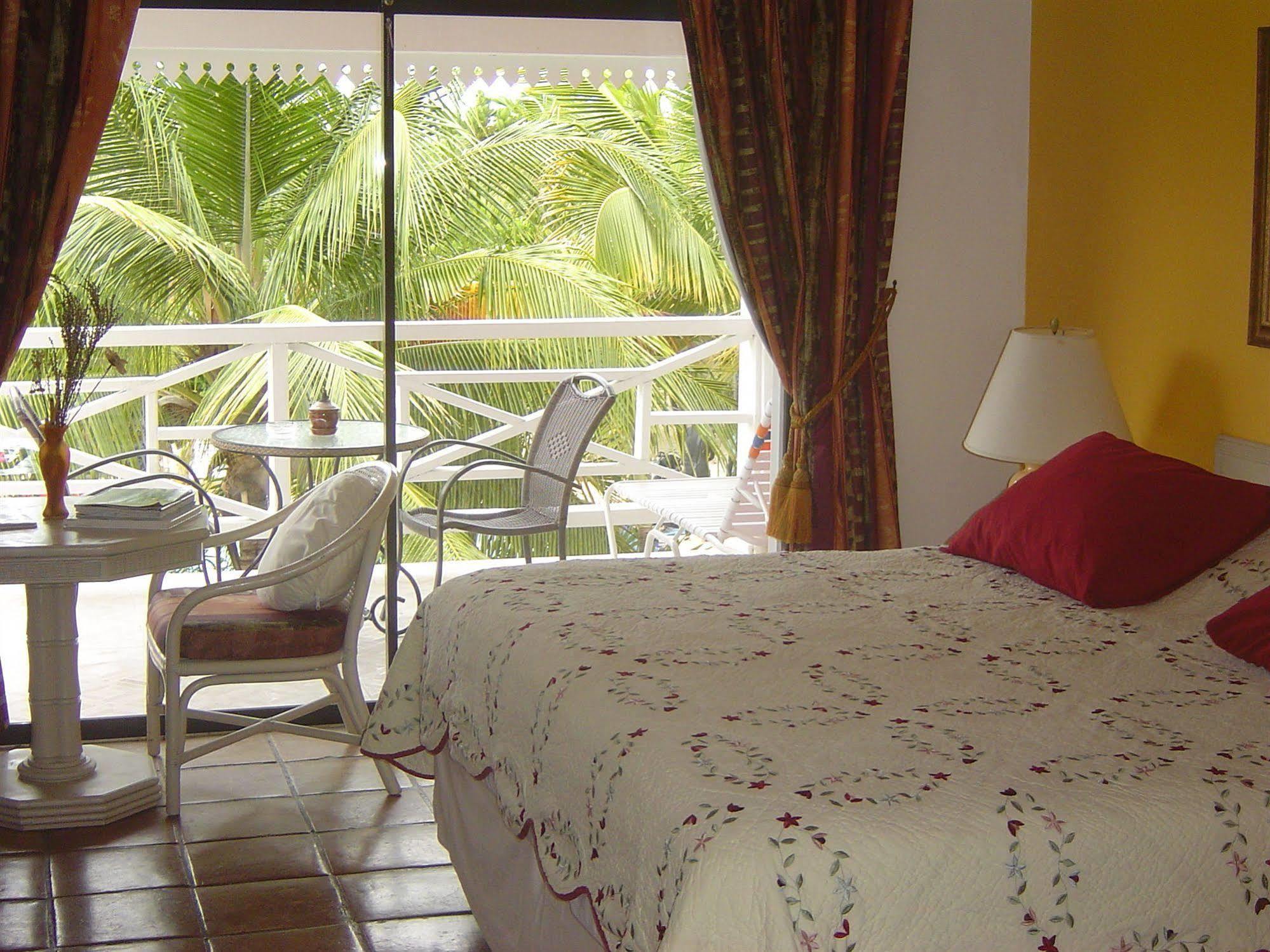 Caribbean Paradise Inn Grace Bay Exterior photo