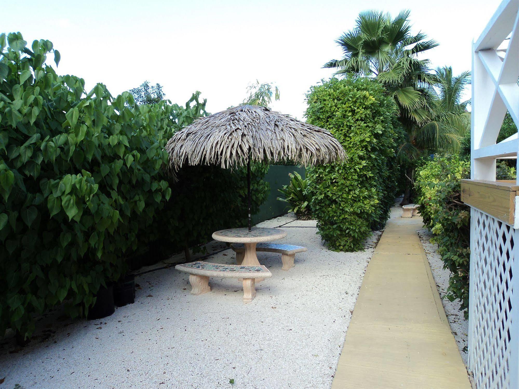 Caribbean Paradise Inn Grace Bay Exterior photo